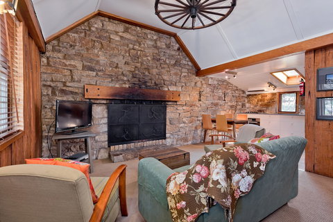 Crackenback Cottage 1884 - Taree Accommodation 3