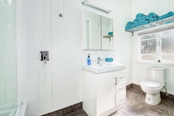 Modern 3 Bedroom Treehouse - Taree Accommodation 4