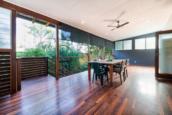 Modern 3 Bedroom Treehouse - Taree Accommodation 1