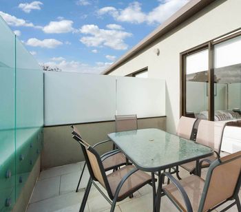 Smart Modern In St. Kilda - Taree Accommodation 5