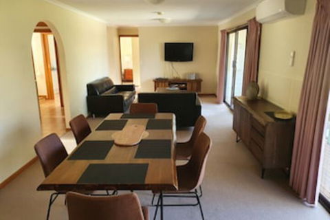Annies Holiday Units - Taree Accommodation 0
