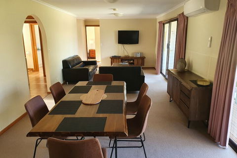 Annies Holiday Units - Taree Accommodation 1