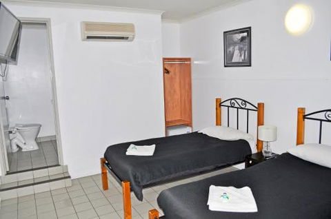 Airlie Waterfront Accommodation - Taree Accommodation 6