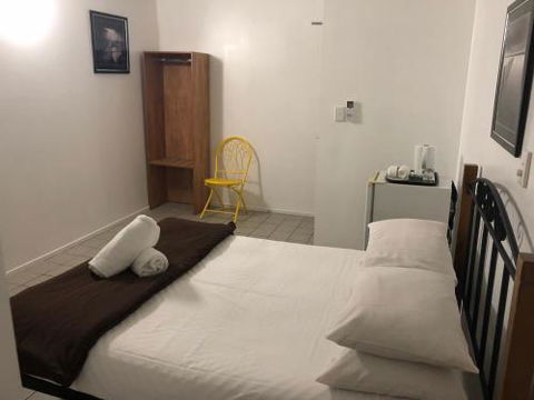 Airlie Waterfront Accommodation - Taree Accommodation 4