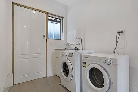 Adelaide Holiday Homes - Taree Accommodation 2