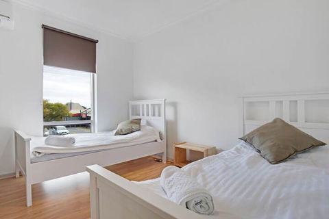 Adelaide Holiday Homes - Taree Accommodation 1