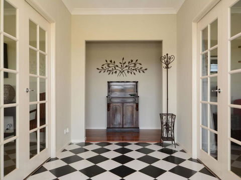 Silver Springs (4br) Cottage With Wifi Views Olives & Space . Fireplace Views Olives & Space - Taree Accommodation 4
