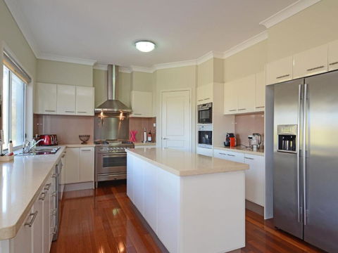 Silver Springs (4br) Cottage With Wifi Views Olives & Space . Fireplace Views Olives & Space - Taree Accommodation 1