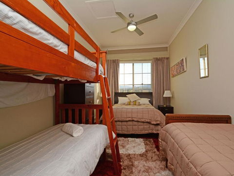Silver Springs (4br) Cottage With Wifi Views Olives & Space . Fireplace Views Olives & Space - Taree Accommodation 3