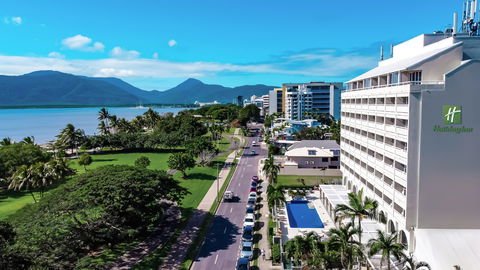 Holiday Inn Cairns Harbourside - Taree Accommodation 0