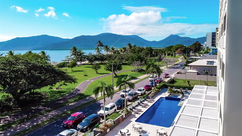 Holiday Inn Cairns Harbourside - Taree Accommodation 1