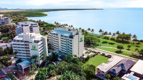 Holiday Inn Cairns Harbourside - Taree Accommodation 2
