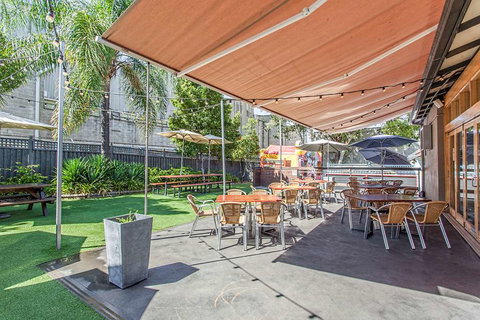 Nightcap at High Flyer Hotel - Taree Accommodation 0