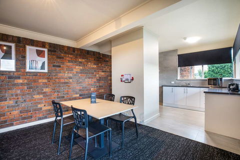Nightcap At Manhattan Hotel - Taree Accommodation 2