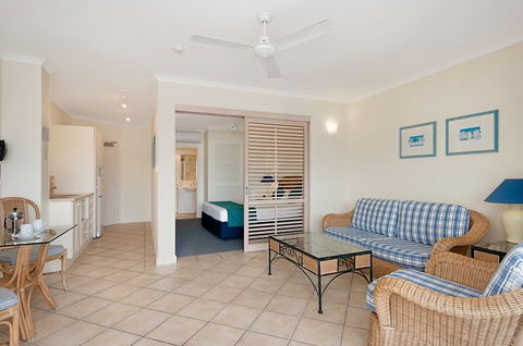 Macrossan House Boutique Holidays Apts - Taree Accommodation 2
