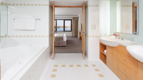 Crowne Plaza Perth - Taree Accommodation 13