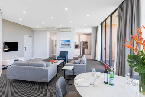 Meriton Suites Waterloo - Taree Accommodation 6