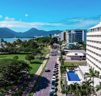 Holiday Inn Cairns Harbourside - Taree Accommodation