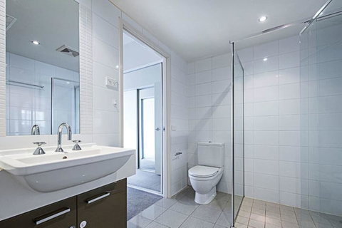 Spacious 1BR Stylish New Acton Apartment +Parking - Taree Accommodation 9