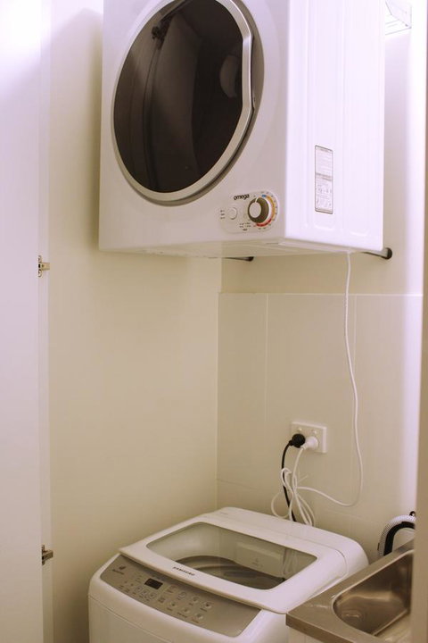 Stylish, Modern, Cute As A Button - Braddon CBD - Taree Accommodation 7