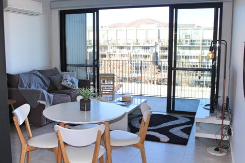 Stylish, Modern, Cute As A Button - Braddon CBD - Taree Accommodation 5