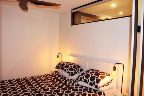 Stylish, Modern, Cute As A Button - Braddon CBD - Taree Accommodation 11