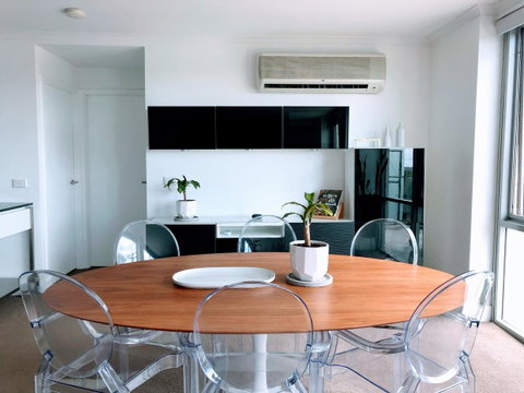 Staying Places - The Avenue - Taree Accommodation 0