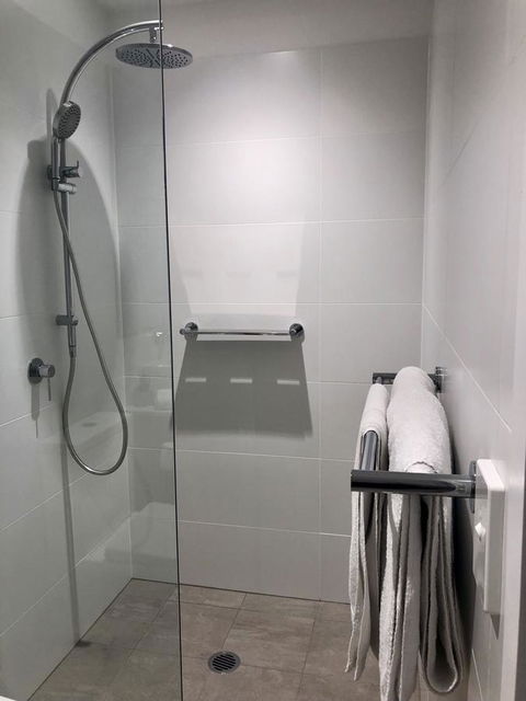 Resort Style Luxury City Apartment + Free Car Parking - Taree Accommodation 26