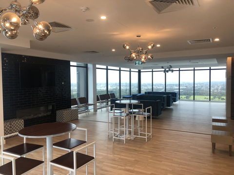 Resort Style Luxury City Apartment + Free Car Parking - Taree Accommodation 24