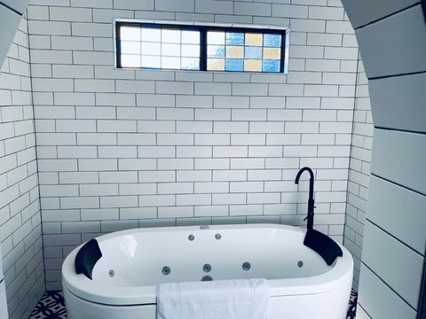 The Manor Basket Range - Taree Accommodation 11