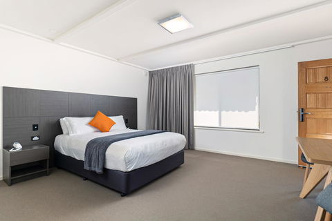 Mick O\'Sheas - Taree Accommodation 4