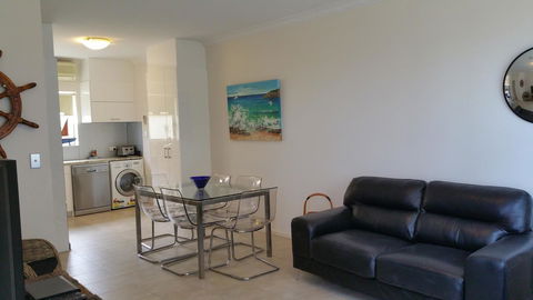 Acaill Accommodation Esplanade Living Self Check-In Self Check-Out - Taree Accommodation 2