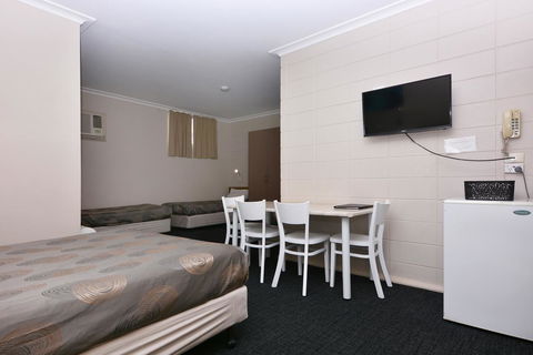 Motel Poinsettia - Taree Accommodation 24