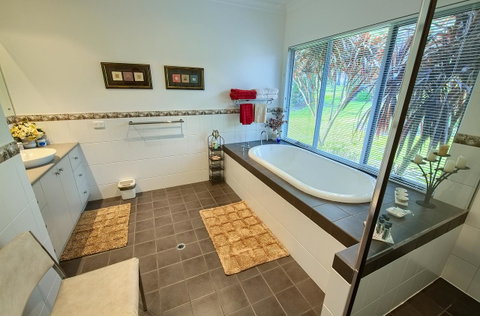 Glenelg On King Bed & Breakfast - Taree Accommodation 3