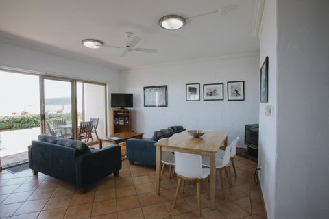 Canal Rocks Beachfront Apartments - Taree Accommodation 8