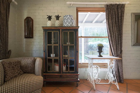Thistle Hill Guesthouse - Walk To Many Wineries And Restaurants - Taree Accommodation 24