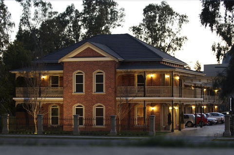 Carlyle Suites & Apartments - Taree Accommodation 0