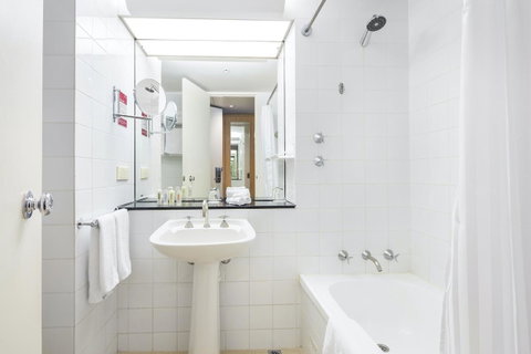Crowne Plaza Canberra, An IHG Hotel - Taree Accommodation 26
