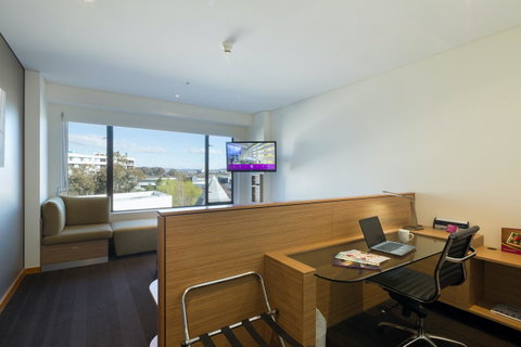 Crowne Plaza Canberra, An IHG Hotel - Taree Accommodation 15