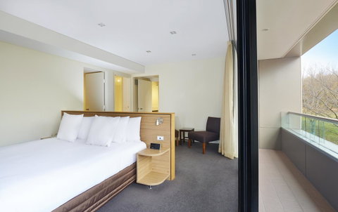 Crowne Plaza Canberra, An IHG Hotel - Taree Accommodation 13