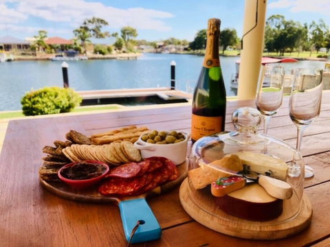 Canal Elegance In Yunderup - Taree Accommodation 0