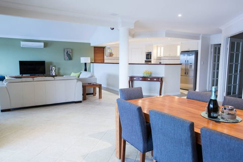 Canal Elegance In Yunderup - Taree Accommodation 3