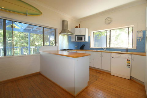 Cape Cod Beach House, 25 Skyline Crescent - Taree Accommodation 2