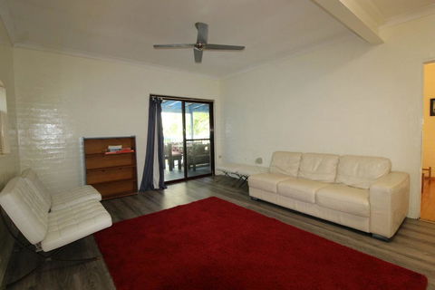 Cape Cod Beach House, 25 Skyline Crescent - Taree Accommodation 3