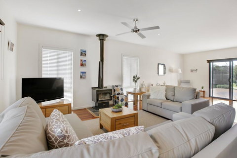 Charchie's By The Sea Pet Friendly Family Home, Close To Beach - Taree Accommodation 3