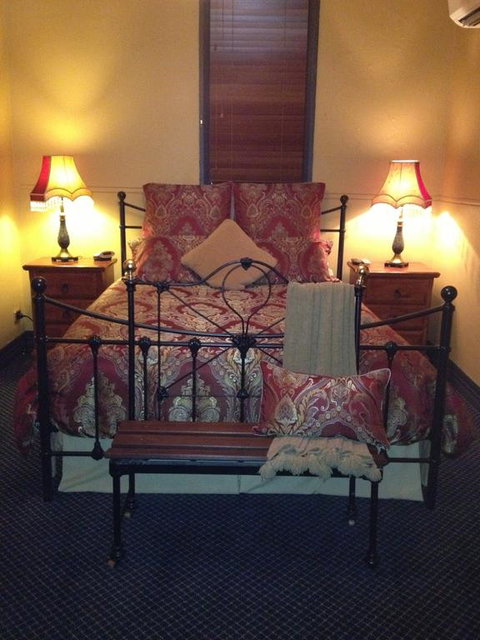 Church House B&B Gundagai - Taree Accommodation 2