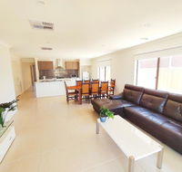 Comfortable 5BR House 6mins to Werribee Station.Great Ocean Road tourist stopover - Taree Accommodation