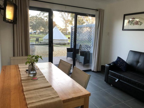 Coonawarra Cabins Unit D - Taree Accommodation 1
