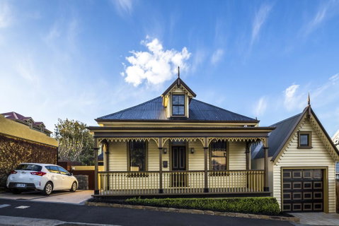 Corinda Contemporary - Taree Accommodation 0