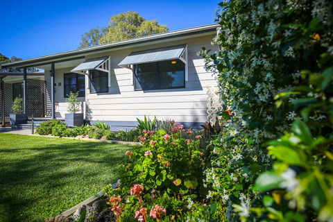 Dell-Lee Cottage - Taree Accommodation 0